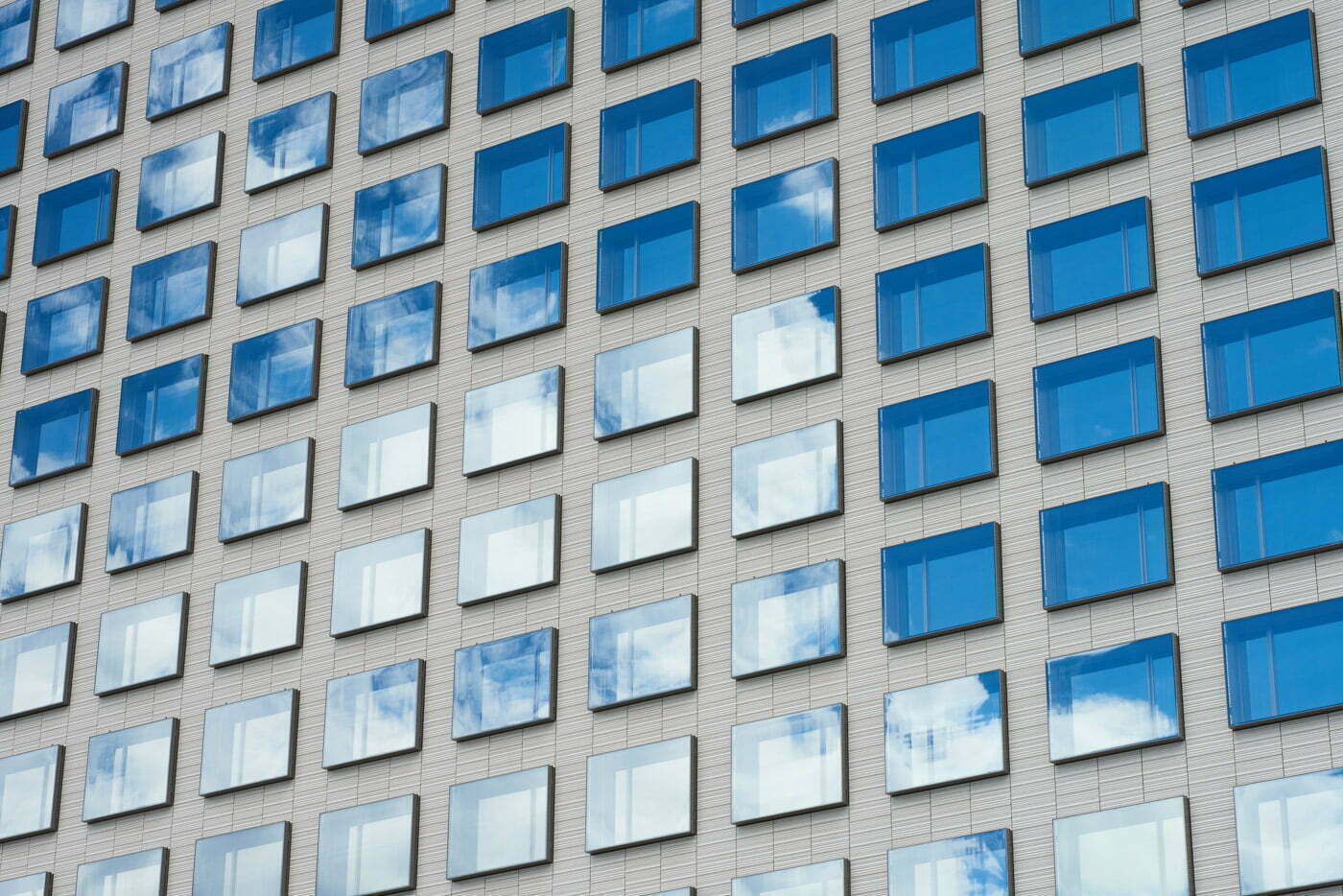 windows_on_the_facade_in_Mall_of_Tripla_Helsinki_on_a_sunny_day_by_Tapio_Ranta-aho