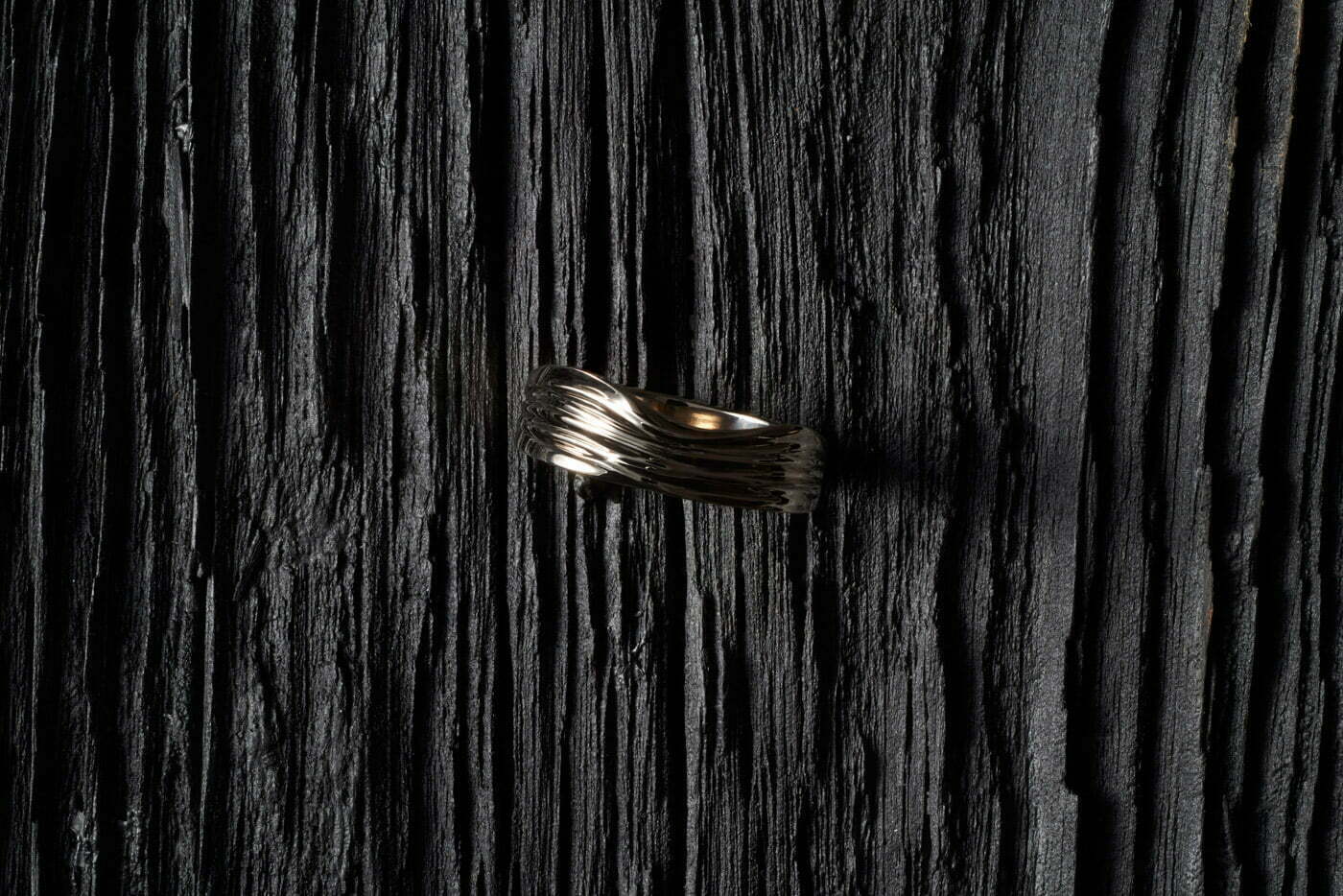 white_gold_ring_on_a_dark_wooden_background_by_Tapio_Ranta-aho