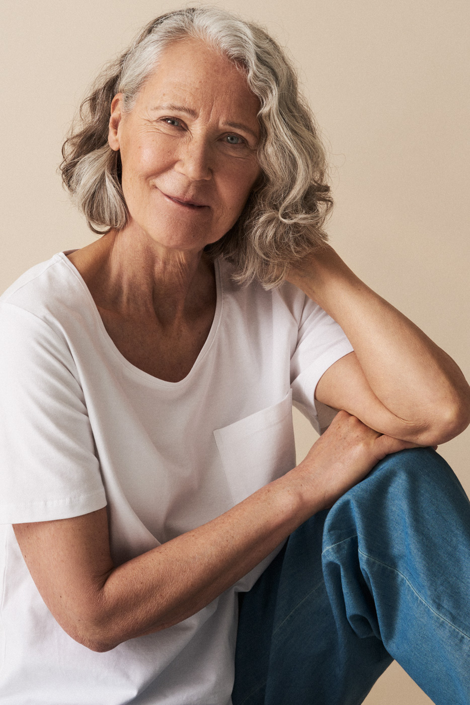 smiling_portrait_of_grey_haired_old_woman_sitting_for_Nanso_100-year-campaign_photographed_by_Sara_Lehtomaa