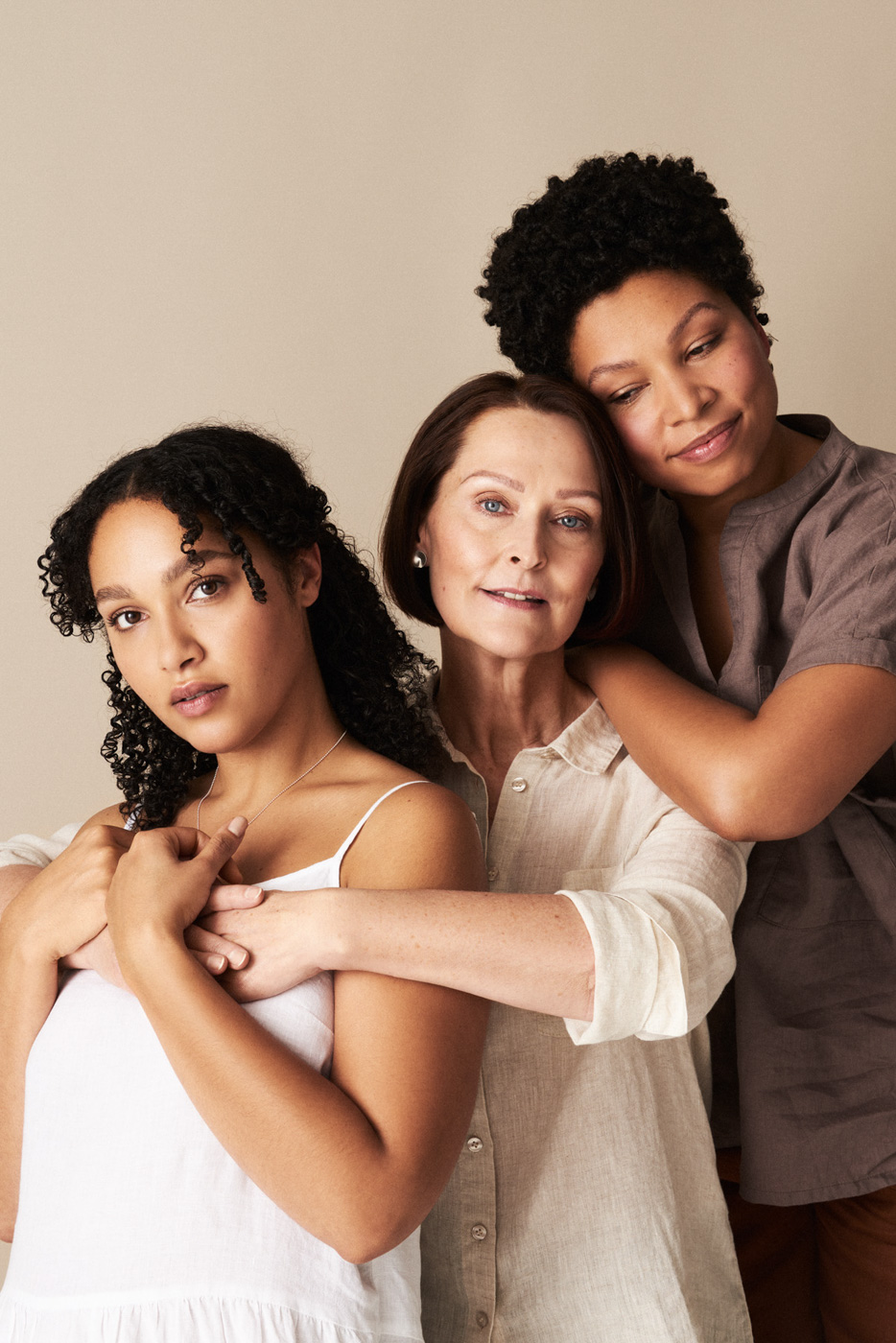 group_portrait_mother_and_daughters_wearing_linen_clothes_hugging_eachother_for_Nanso_100-year-campaign_photographed_by_Sara_Lehtomaa