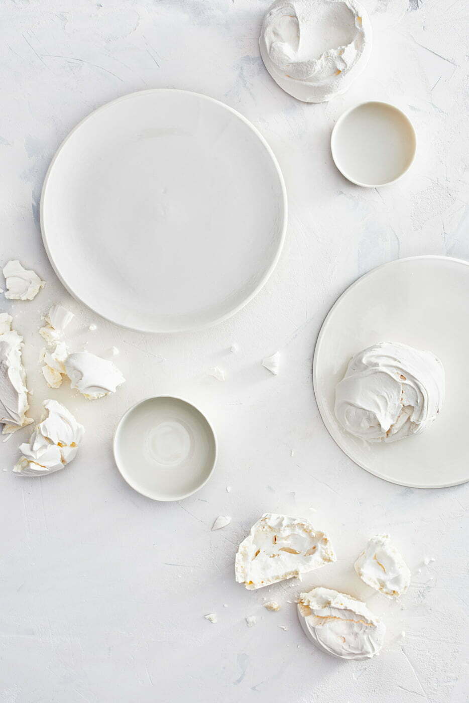 White_ceramic_plates_with_merinque_by_Elina_Himanen