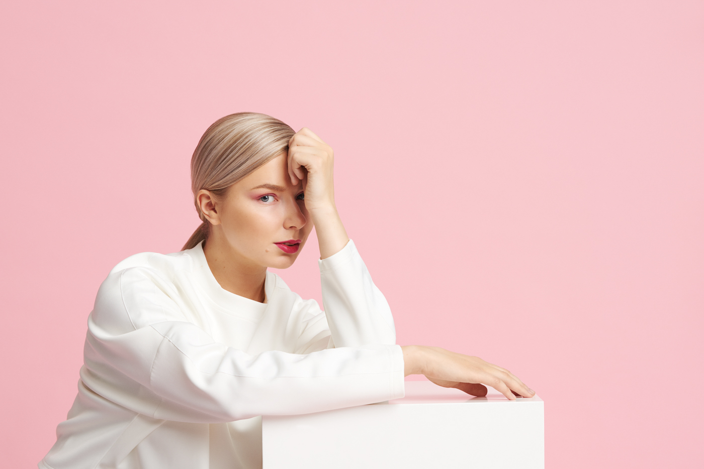Portrait_of_Blond_Young_Woman_on_Pink_Backdrop_for_Muud_Creative_by_Sara_Lehtomaa
